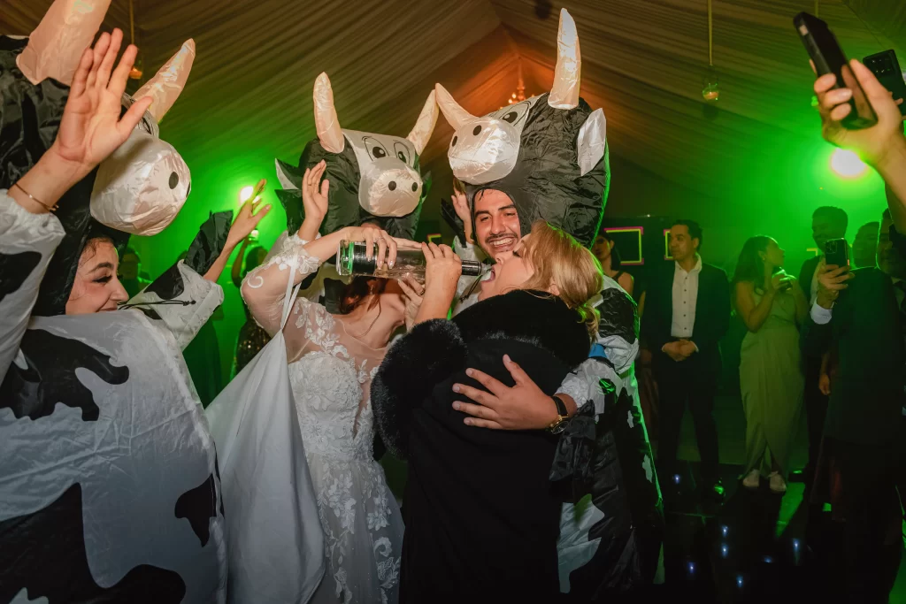 Invitados celebrando y bailando durante la fiesta de boda capturada por fotógrafo profesional en Zapopan Jalisco