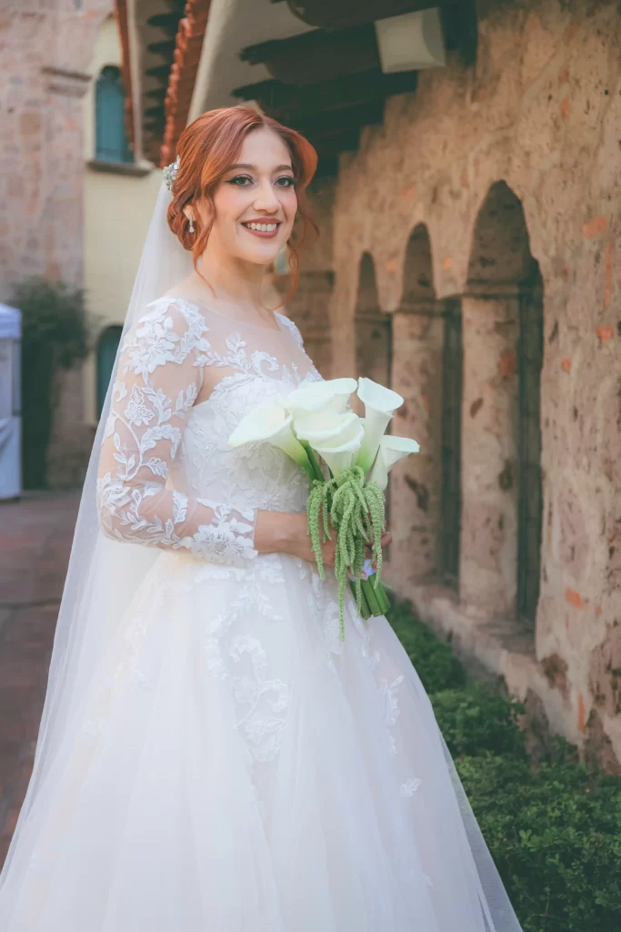 Novia con vestido blanco sosteniendo ramo durante sesión de fotografía de boda en Zapopan Jalisco