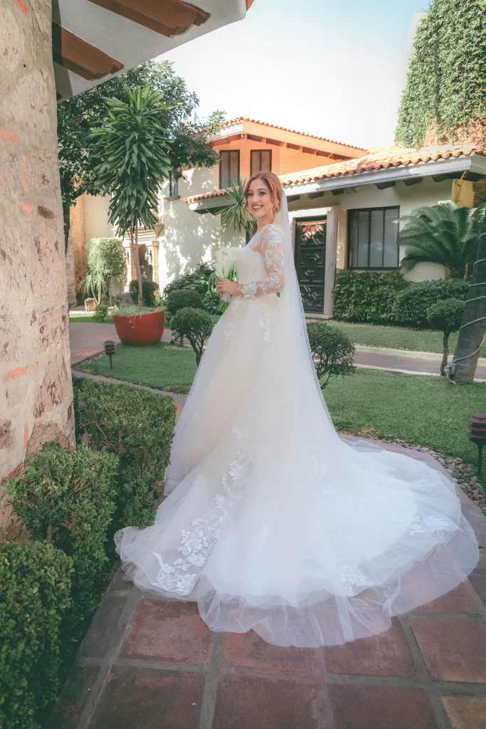 Novia con vestido blanco sosteniendo ramo durante sesión de fotografía de boda en Zapopan Jalisco