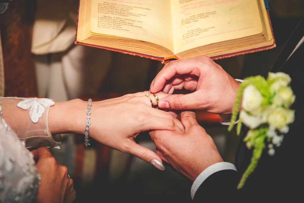 Intercambio de anillos durante ceremonia de boda capturado por fotógrafo profesional en Zapopan Jalisco