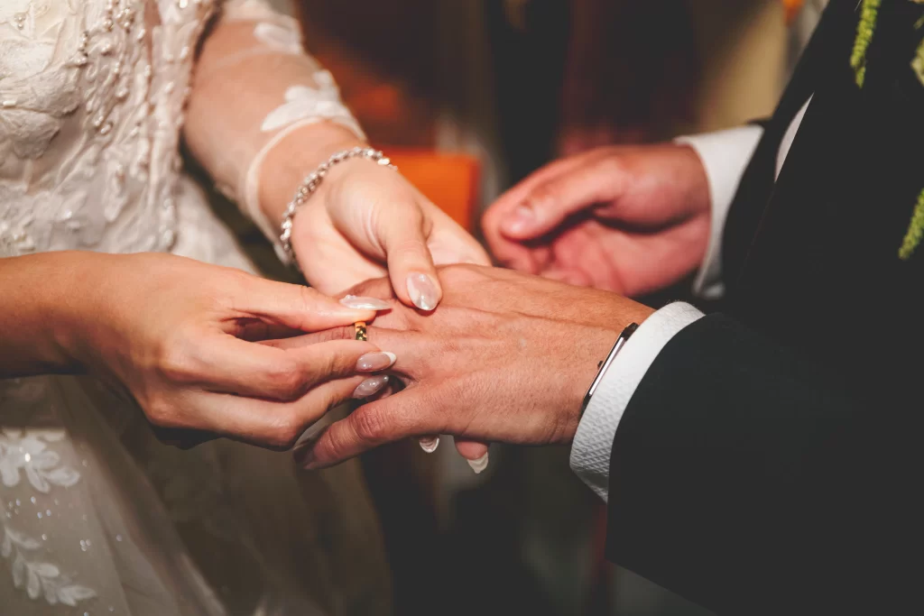 Fotografía profesional del intercambio de anillos en boda