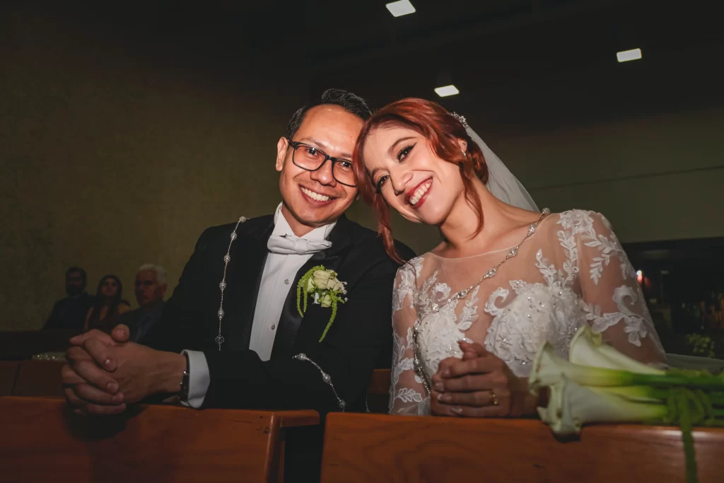 Novios recién casados sonriendo durante ceremonia de boda en Zapopan Jalisco capturados por fotógrafo profesional