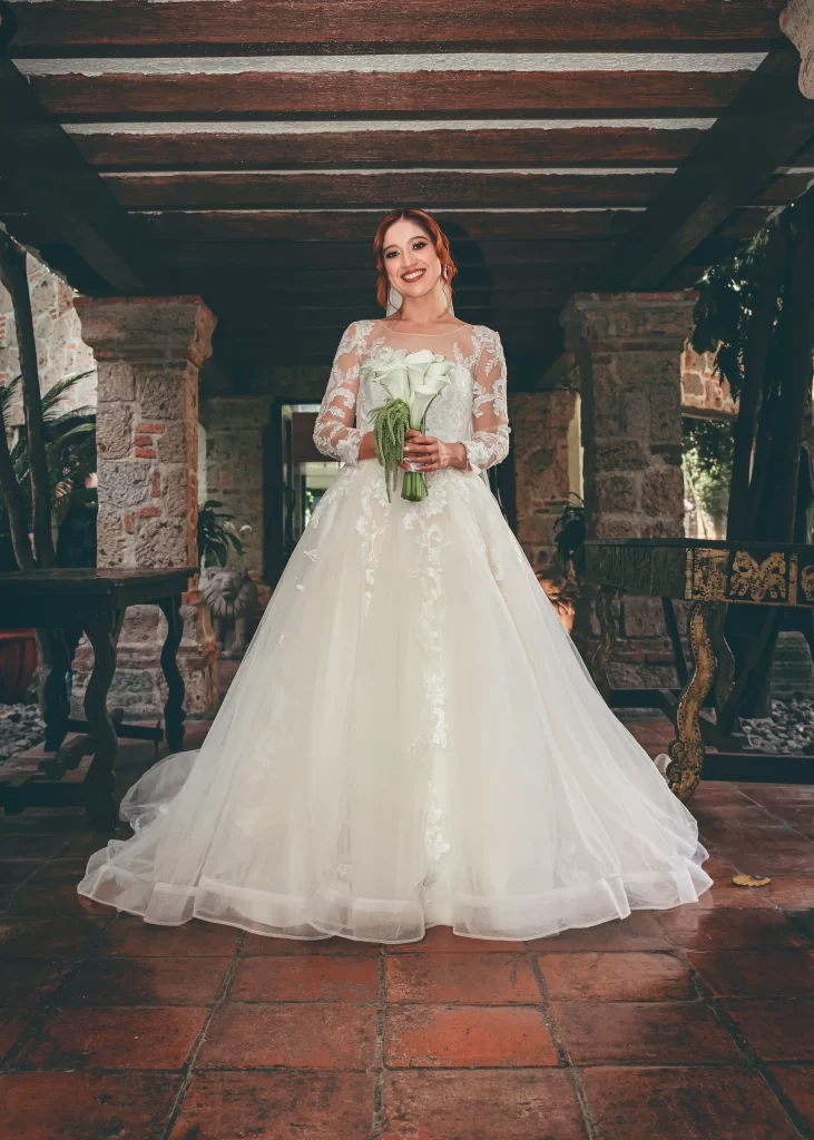 Novia con vestido blanco sosteniendo ramo durante sesión de fotografía de boda en Zapopan Jalisco