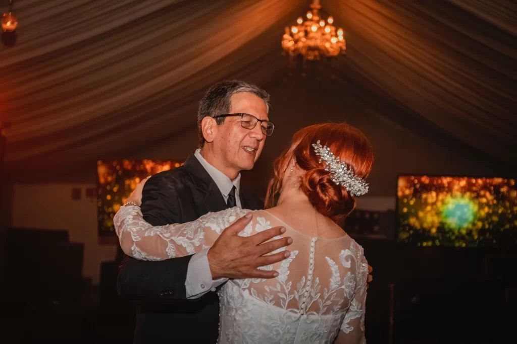 Baile de la novia con su padre durante recepción de boda capturado por fotógrafo profesional en Zapopan Jalisco