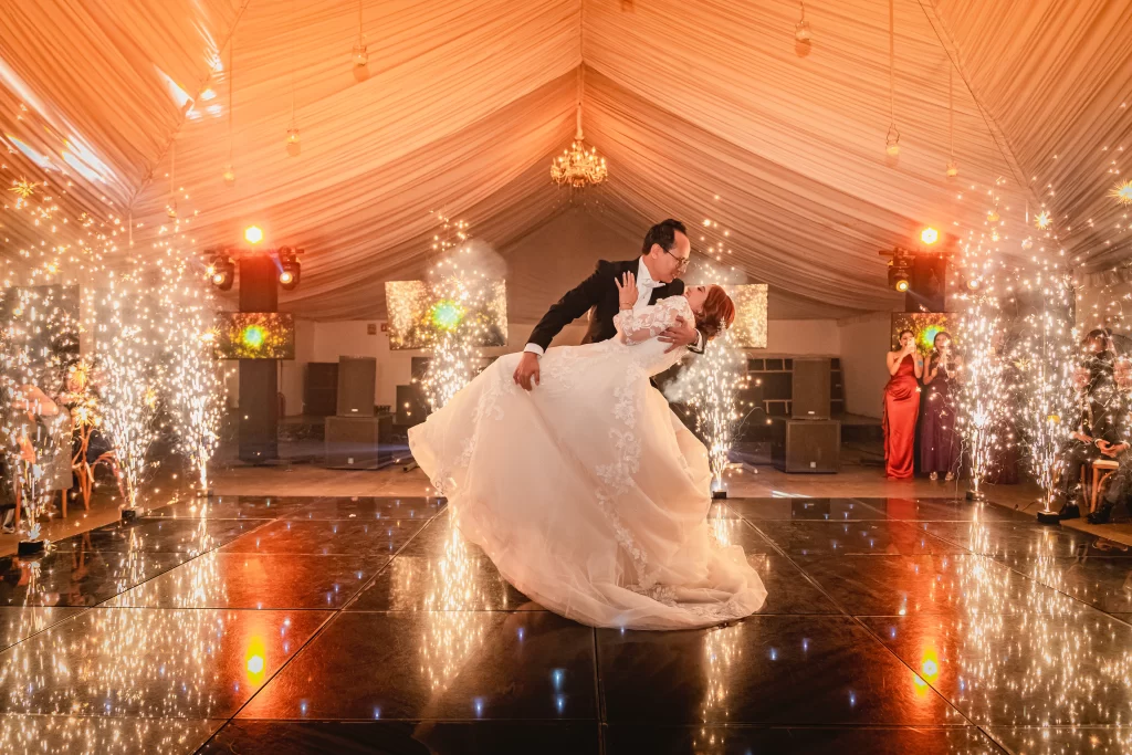 Primer baile de novios con pirotecnia fría durante recepción de boda capturado por fotógrafo profesional en Zapopan Jalisco